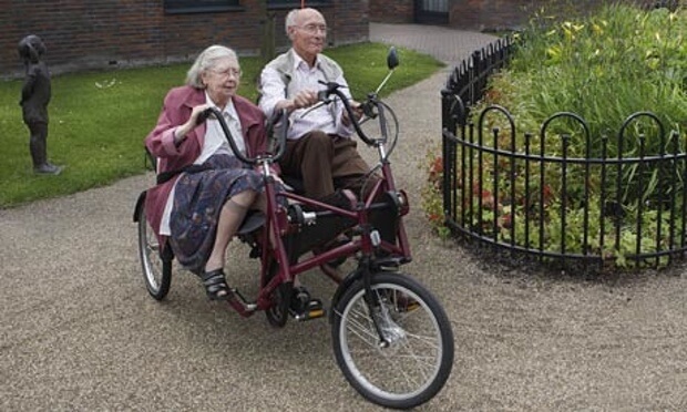 Dementia Village couple-Anita Edridge para The Guardian