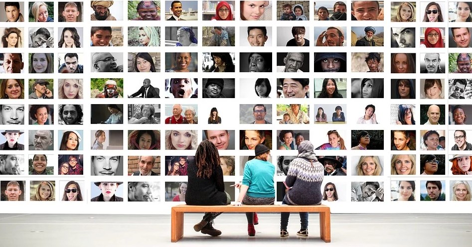 Un trabajador social ayuda a las personas a superar sus problemas