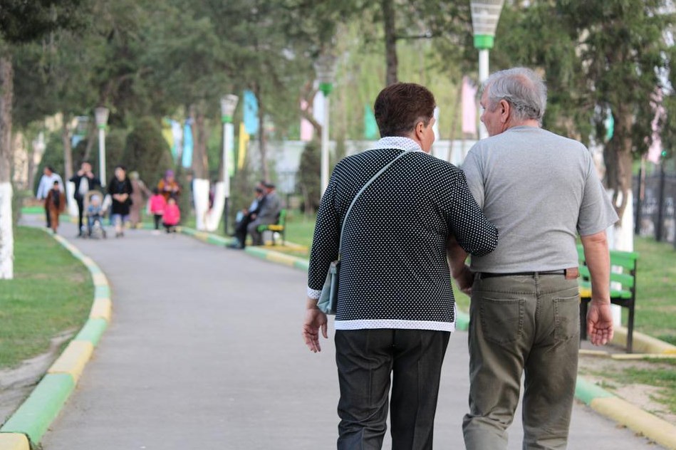 El maltrato a las personas mayores se considera un problema de derechos humanos y salud pública
