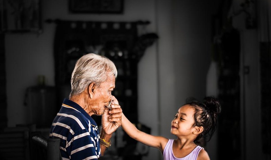 Los abuelos son las figuras más importantes de una familia