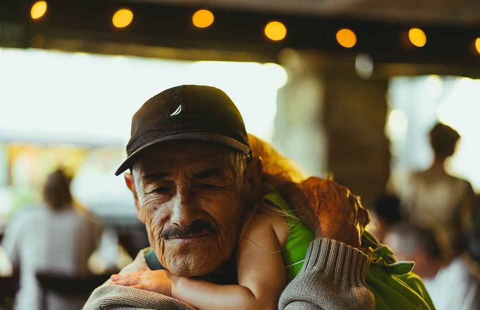 Los abuelos brindan amor incondicional a todos sus nietos